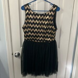 B. Darlin Black and Gold Chevron sequin cocktail Dress scoop neck Size 12 mesh